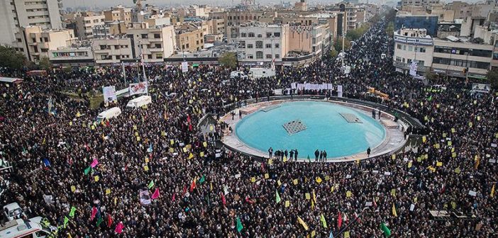 Tahran İnkılap Meydanı'ndaki Büyük Tahran Halk Mitingi