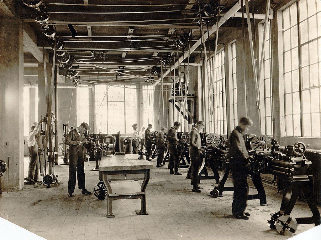 1024px-Machine_Shop_Classroom_at_Galt_Collegiate_Institute_and_Vocational_School_1924.jpg